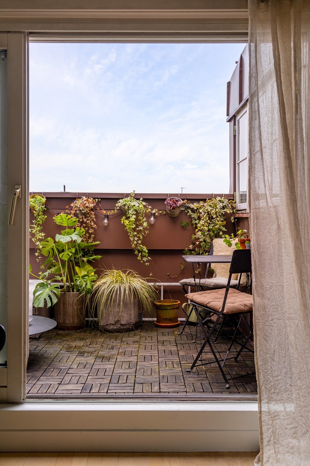 Fra stuen er det direkte utgang til en privat og skjermet takterrasse med gode solforhold. Galleribilde