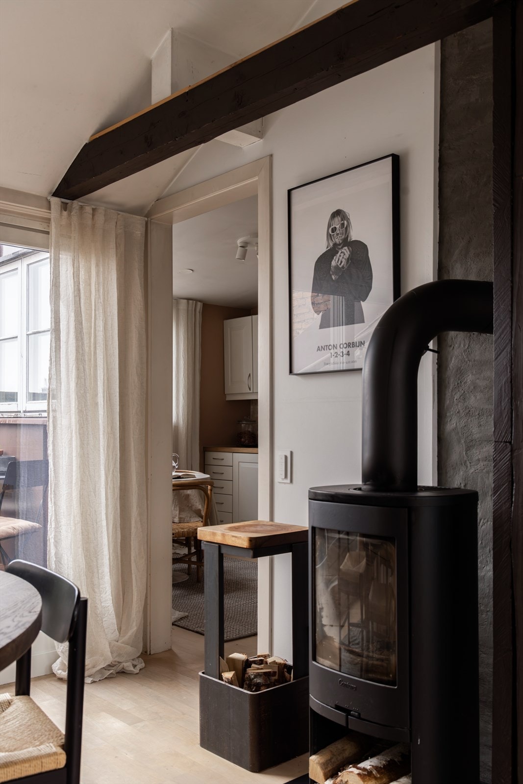 Peisovnen fra 2016, installert av Pipeeksperten AS, gir ekstra varme og hygge på kalde dager. Galleribilde