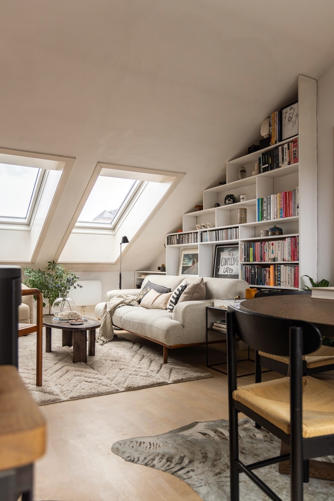 Stuen har en luftig atmosfære med god takhøyde, takvinduer og plassbygde hyller som utnytter plassen optimalt. Galleribilde