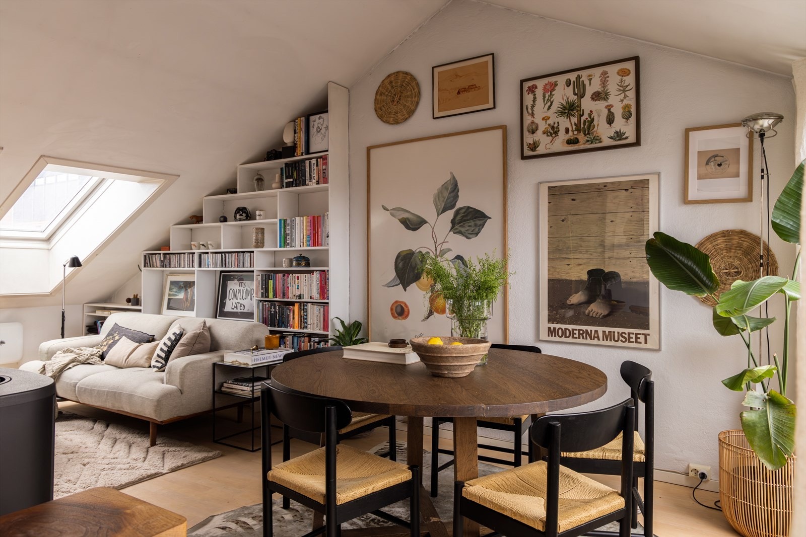 Stuen er leilighetens samlingspunkt, med god plass til både sofagruppe og spisebord. Galleribilde