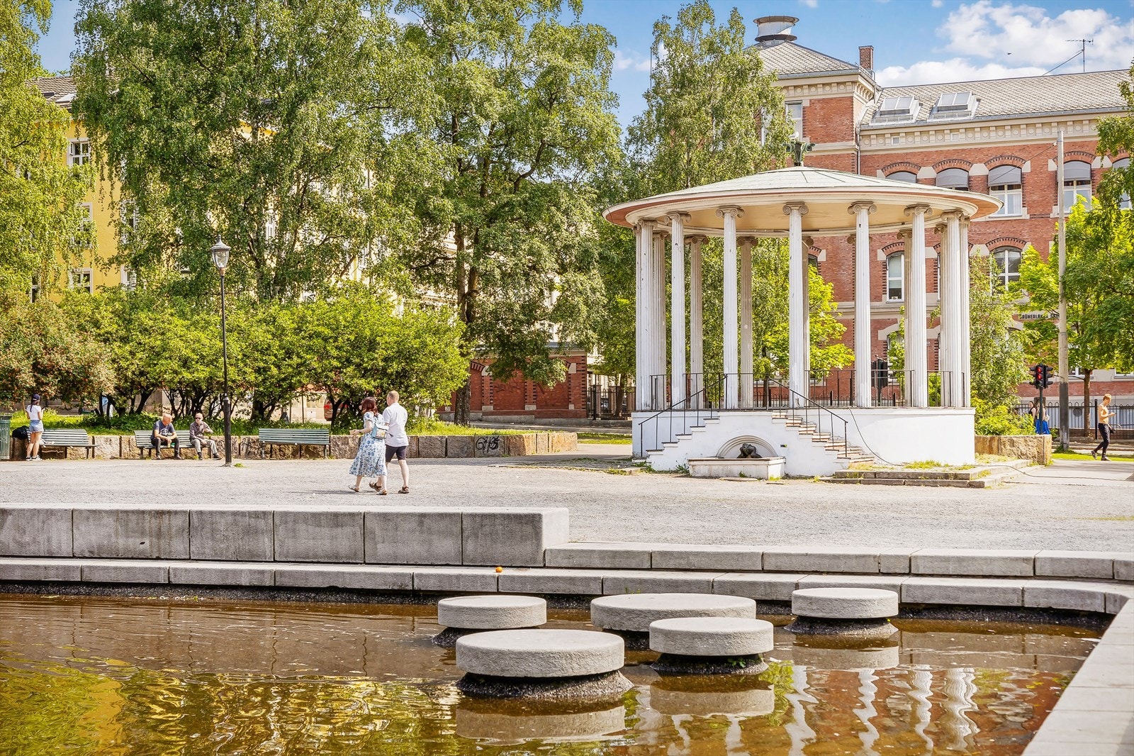 Birkelunden, kjent for sitt populære bruktmarked, ligger også i gangavstand fra leiligheten. Galleribilde