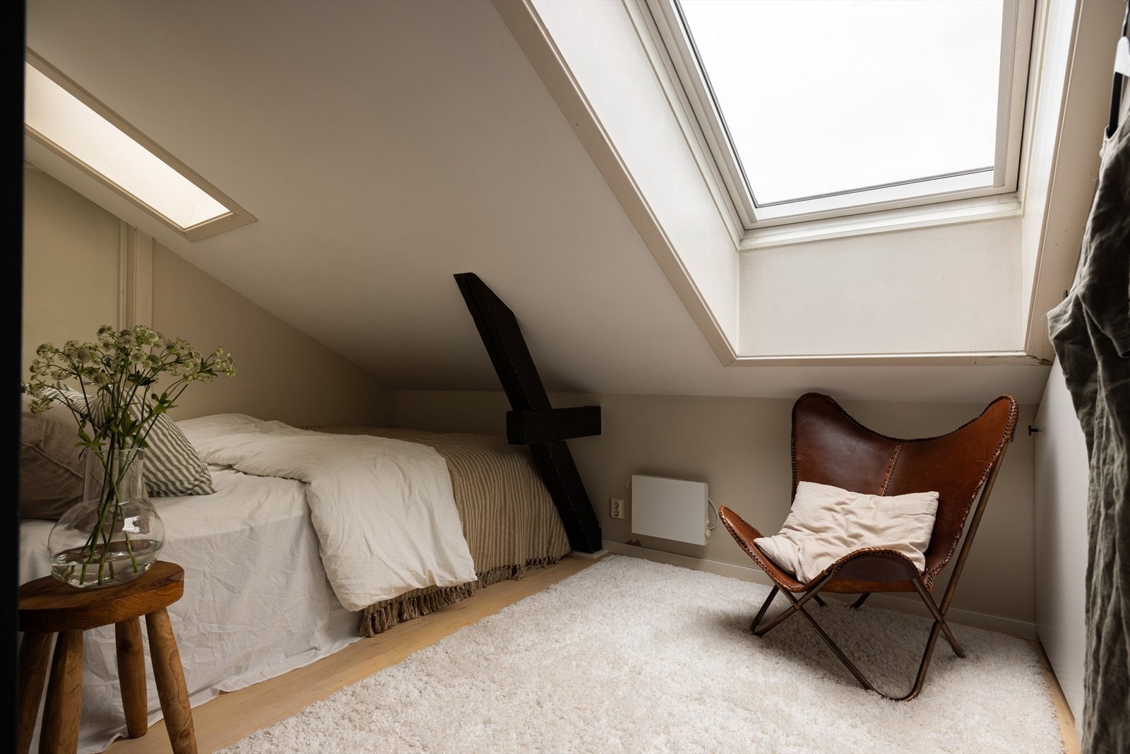 Hovedsoverommet er et lunt og privat rom med plass til dobbeltseng og oppbevaring. Galleribilde