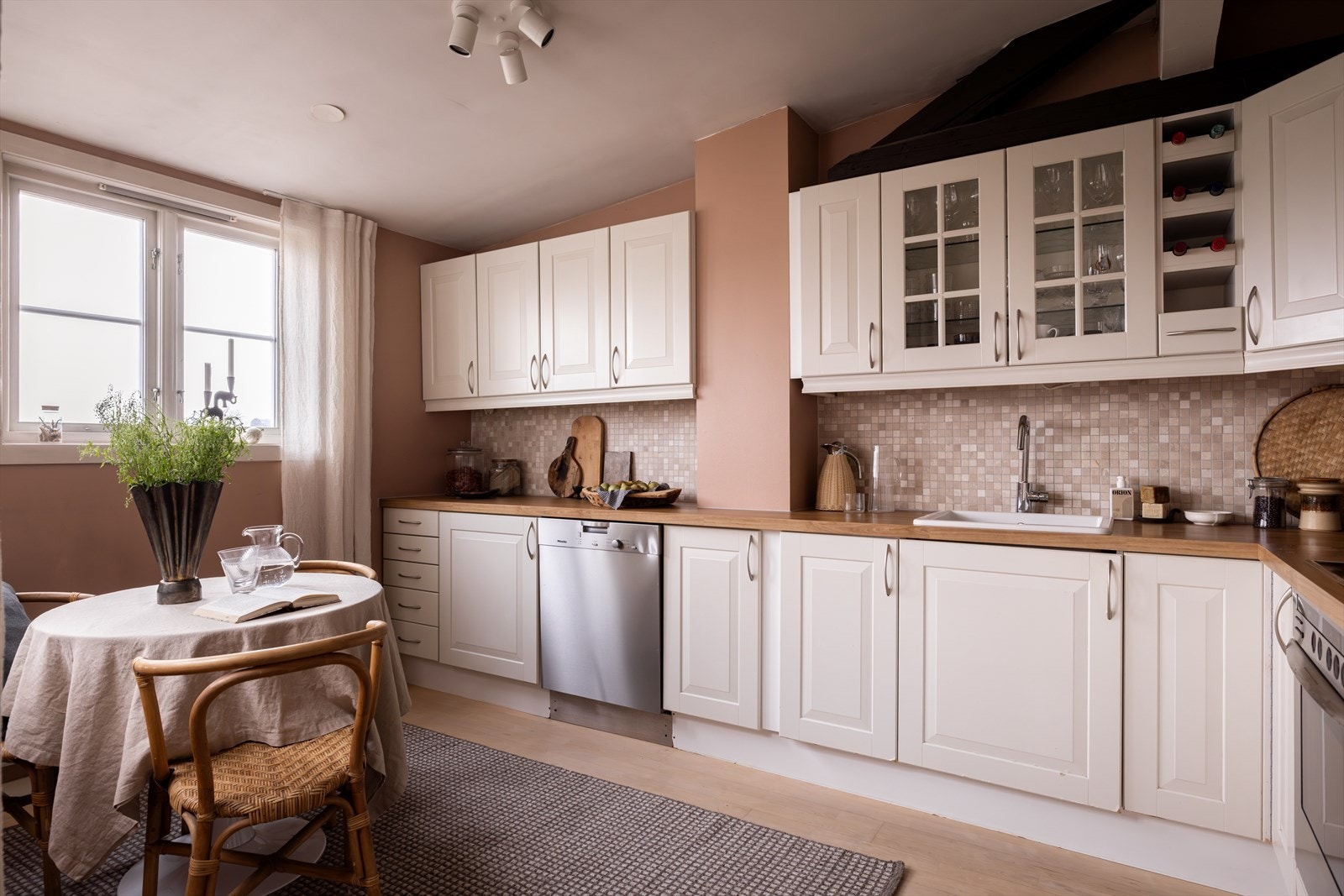 Kjøkkenet har integrert komfyr og platetopp, samt frittstående kjøl/frys og oppvaskmaskin som medfølger. Galleribilde