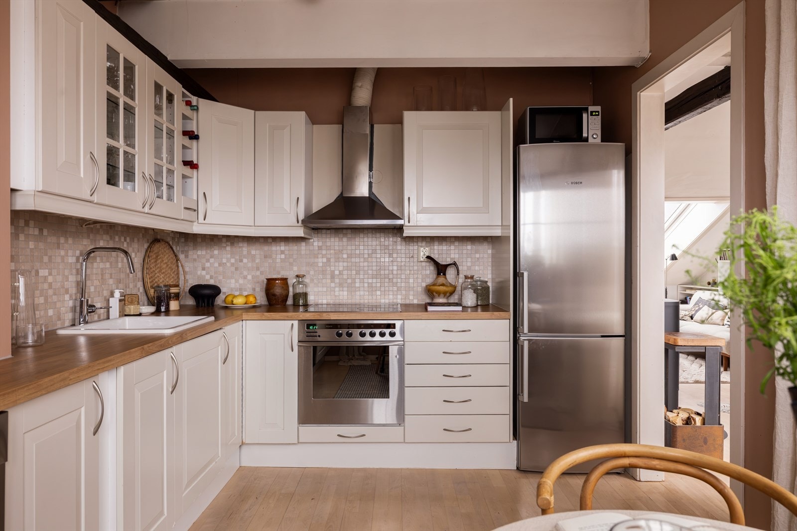 Innredningen er lys og klassisk med profilerte fronter, samt godt med skap- og benkeplass. Galleribilde