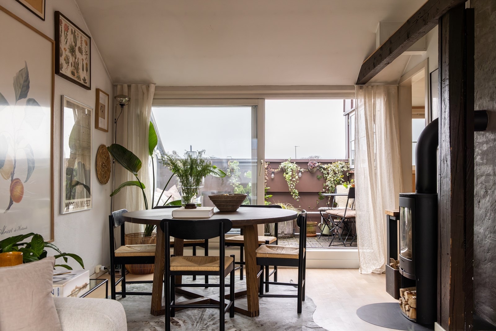 De synlige takbjelkene og den eksponerte teglsteinsveggen understreker loftsleilighetens unike karakter. Galleribilde