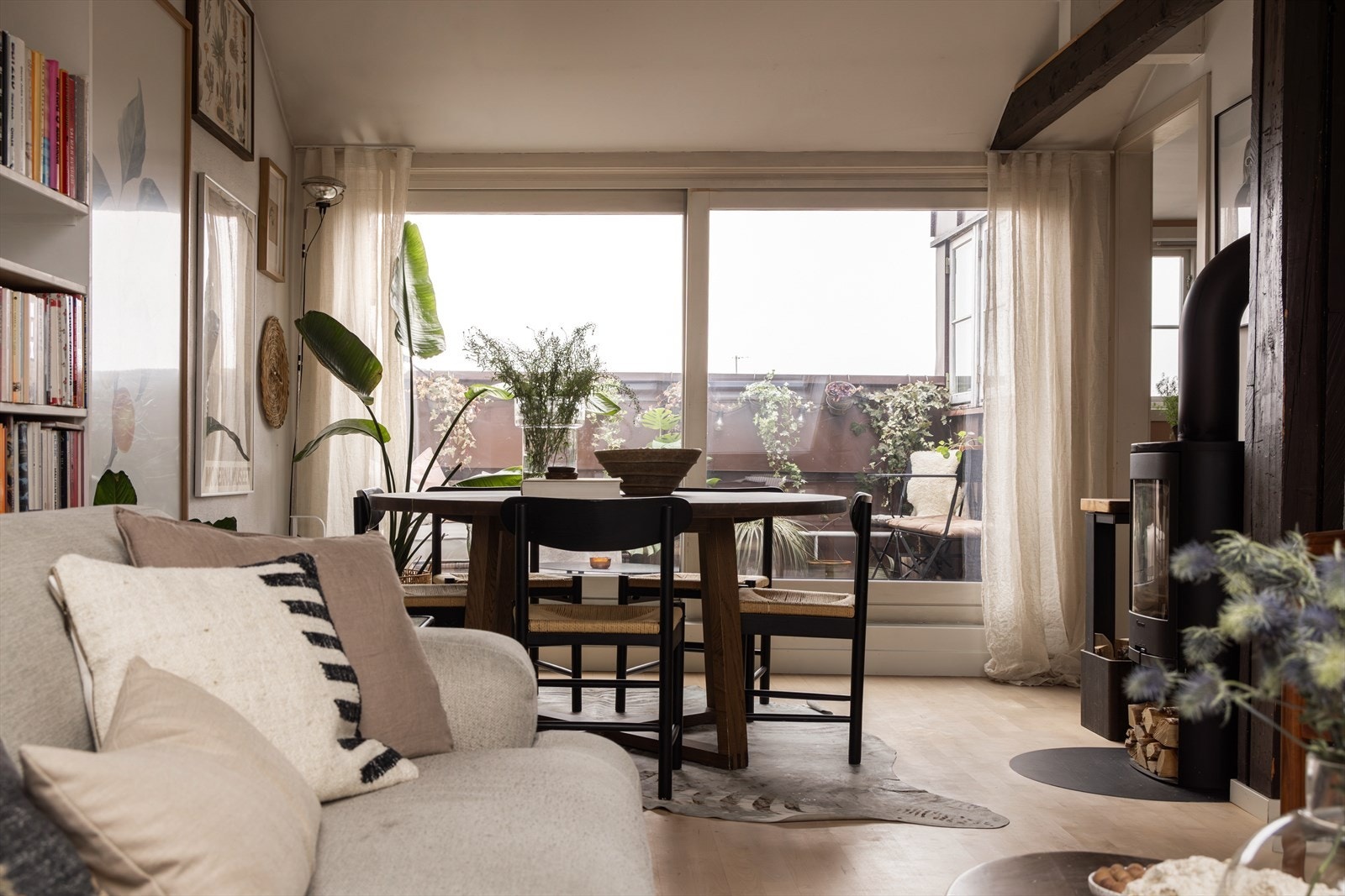 Skyvedøren ut mot terrassen åpner opp stuen på sommerstid og skaper en sømløs overgang mellom inne- og uterom. Galleribilde