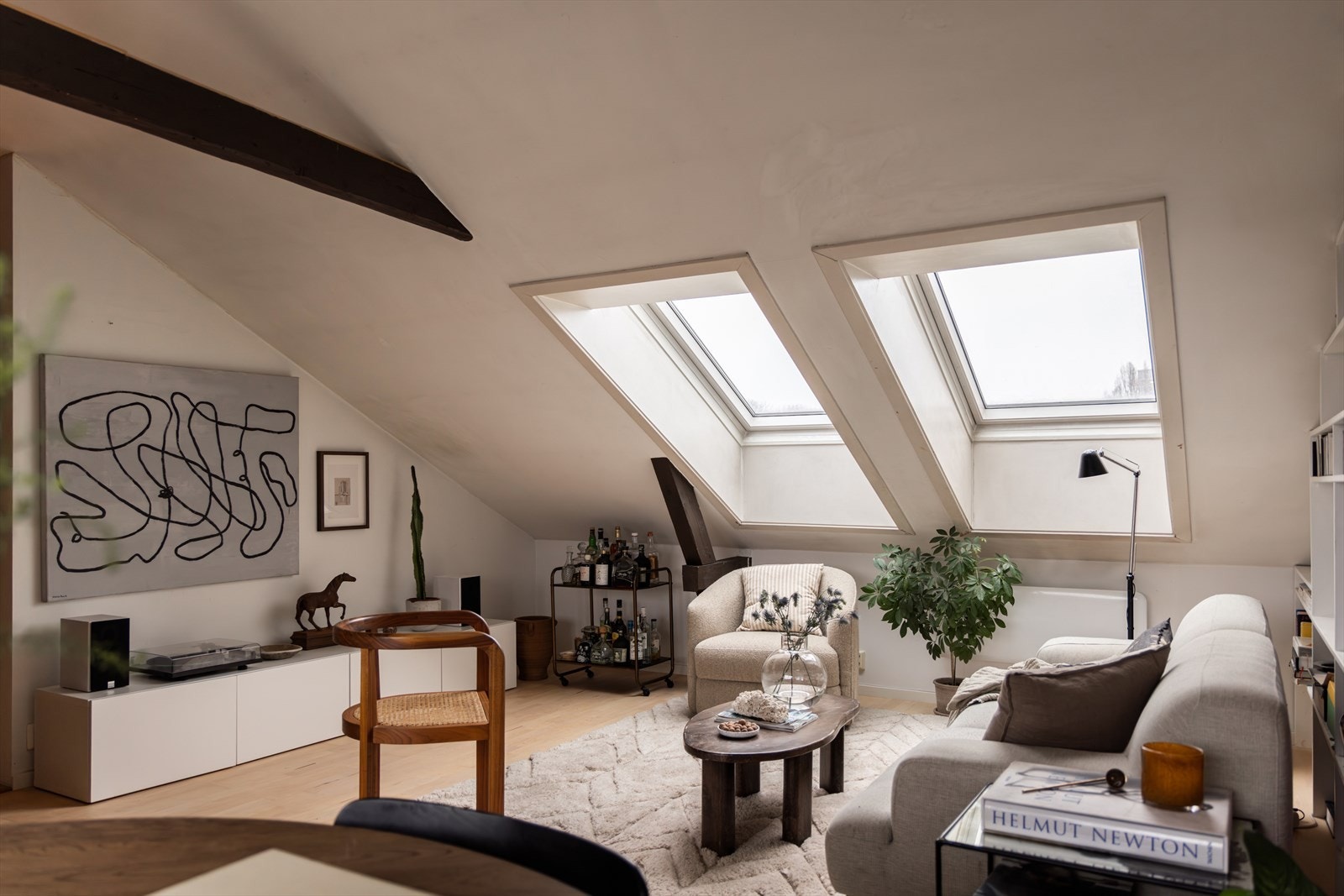 Store takvinduer med 3-lags glass fra 2016 slipper inn rikelig med dagslys. Galleribilde