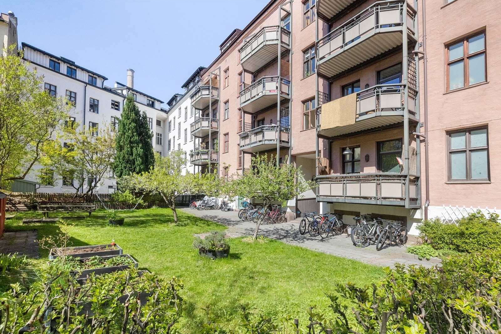 Bakgården oppleves spesielt hyggelig og frodig i sommerhalvåret, og gir beboerne et skjermet og trivelig uterom midt i byen. Galleribilde