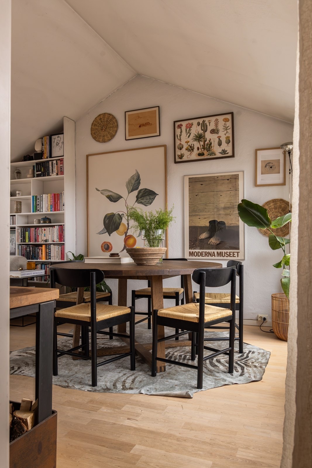 Den imponerende takhøyden gir boligen en luftig og lys atmosfære. Galleribilde