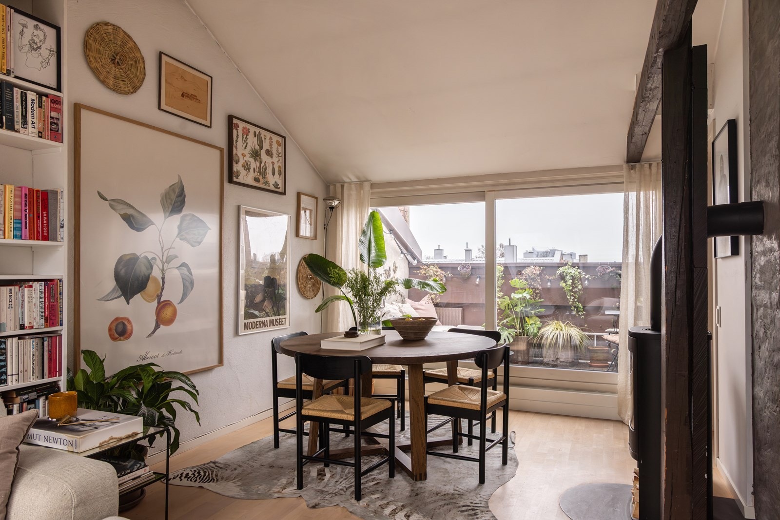 Fra stuen er det direkte utgang til en sørvendt takterrasse på cirka 7 m². Galleribilde