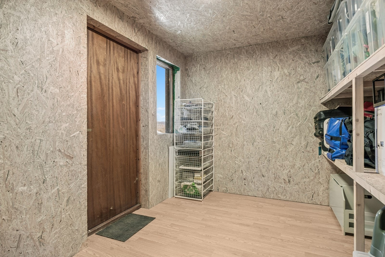 Innvendig bod i sokkel med egen inngangsdør fra baksiden som gir ekstra lagringsplass. Boligen har også lagring i garasje og et uthus. Galleribilde