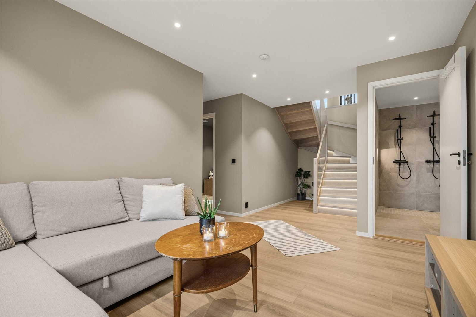 Kjellerstuen gir ekstra fleksibilitet for familien, enten som TV-stue, lekerom eller gjesteavdeling. Galleribilde