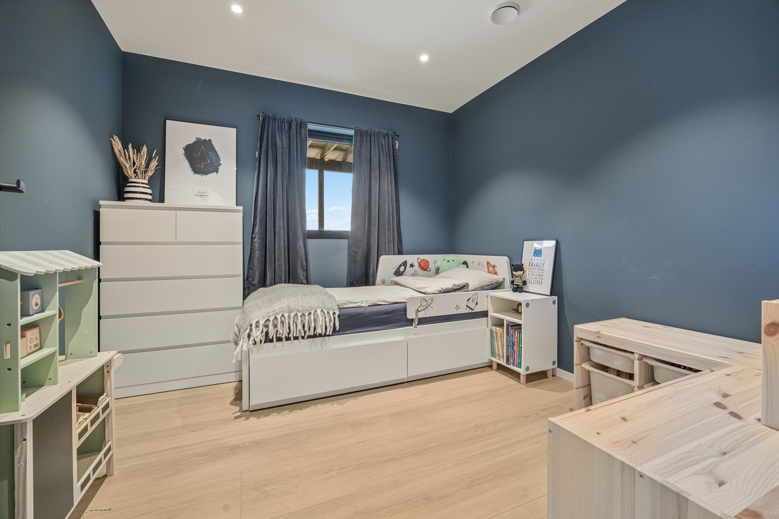 Et av de totalt tre soverommene i boligen, alle med god størrelse. Galleribilde