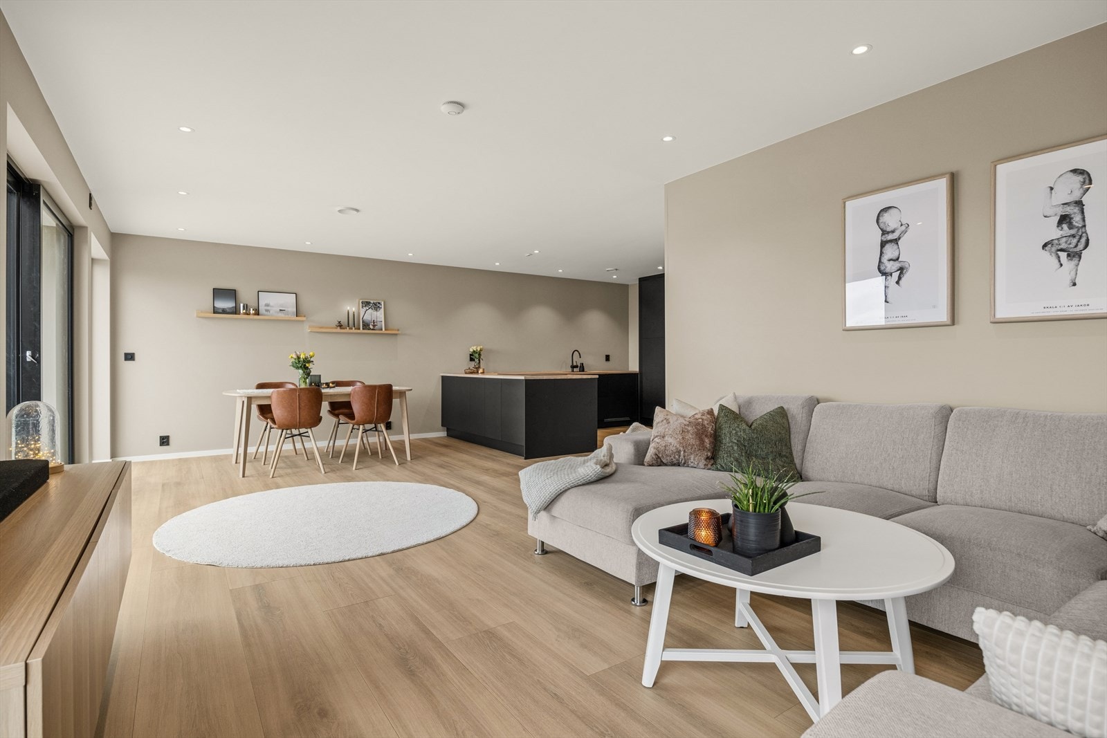 Den åpne stue- og kjøkkenløsningen skaper en lys og sosial sone i boligens første etasje. Galleribilde