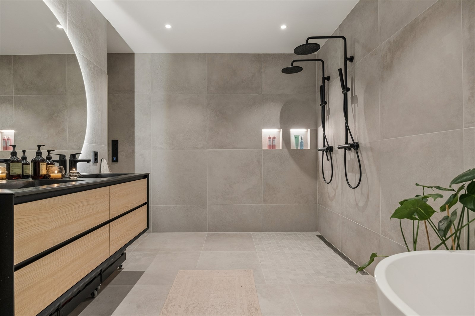 Badet er utstyrt med innredning med servant og moderne rør-i-rør-system. Balansert ventilasjon sørger for godt inneklima. Galleribilde