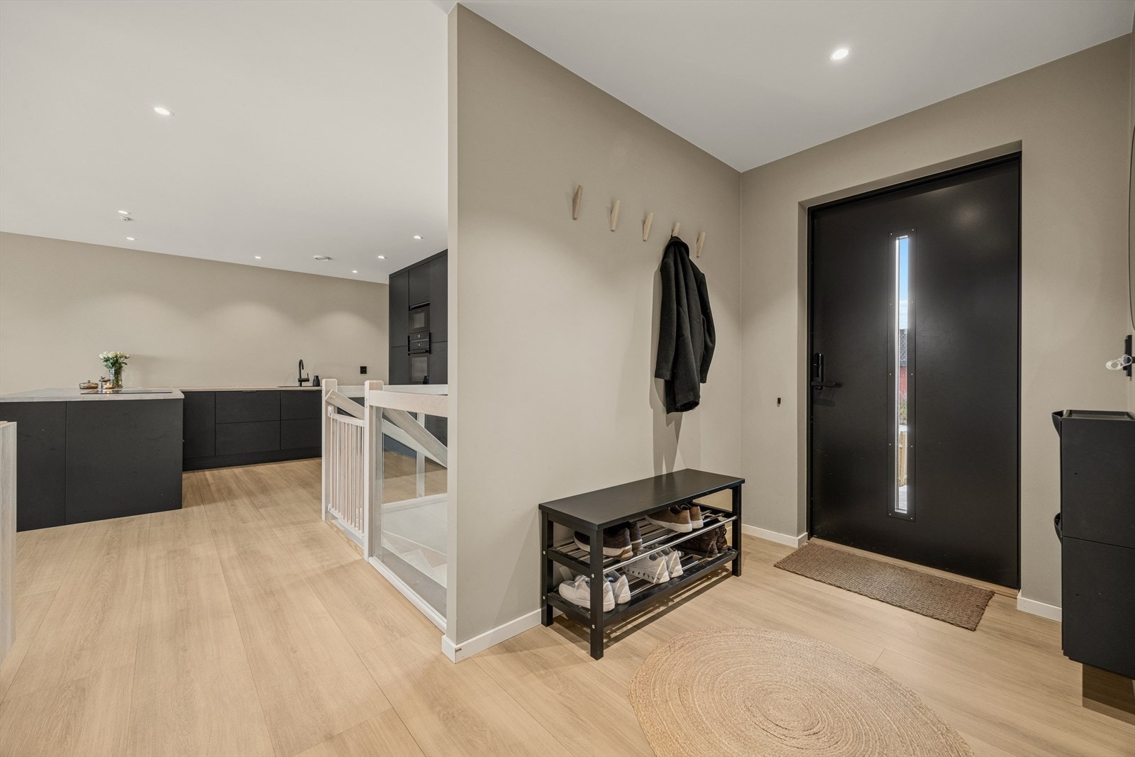 Entréen ønsker velkommen inn i en bolig med gjennomgående vannbåren varme og en ny ytterdør fra 2022. Galleribilde