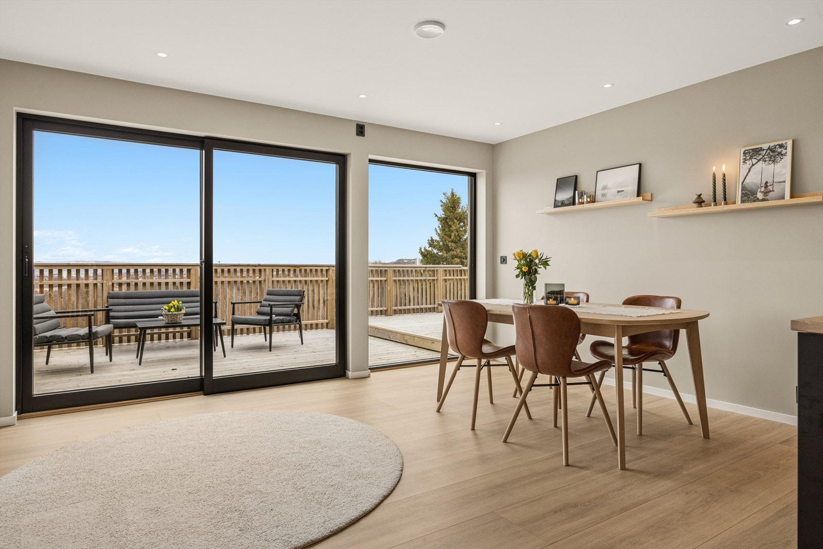 Store vindusflater fra 2022 slipper inn rikelig med lys og gir direkte utgang til den store terrassen. Galleribilde