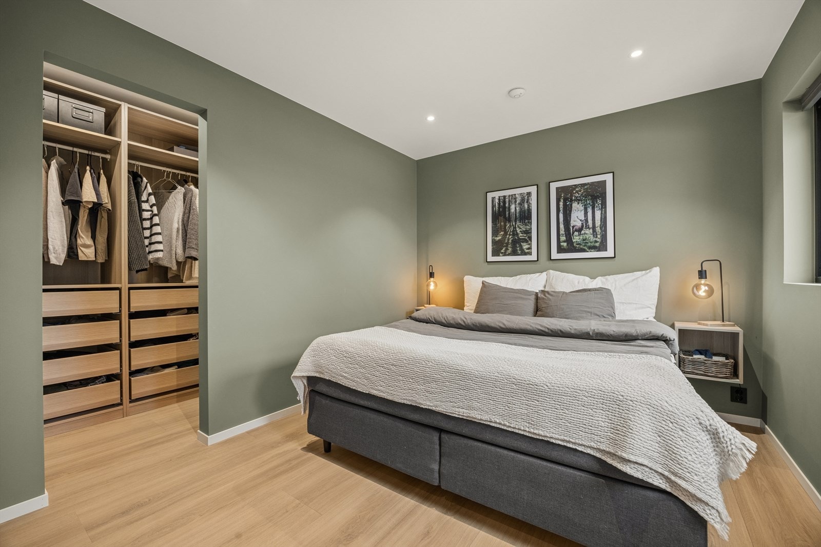 Hovedsoverommet i sokkeletasjen har et praktisk "walk-in-closet" Galleribilde