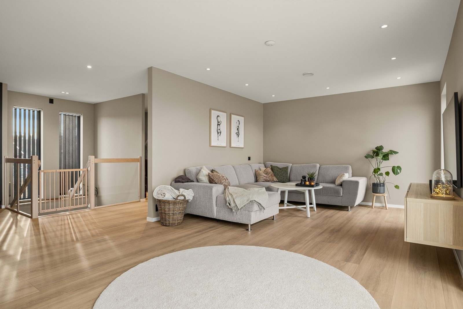 Gjennomgående gulv og en ny, forskriftsmessig utført trapp binder etasjene sammen. Galleribilde