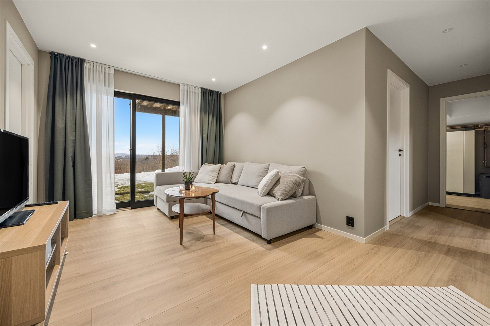 Også her er det vannbåren varme i gulvet, som i resten av boligen. Det er også installert balansert ventilasjon. Galleribilde