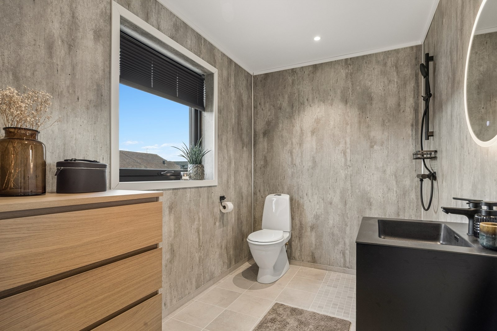 Bad i første etasje fra 2025, med flislagt gulv og moderne våtromsplater på veggene. Galleribilde