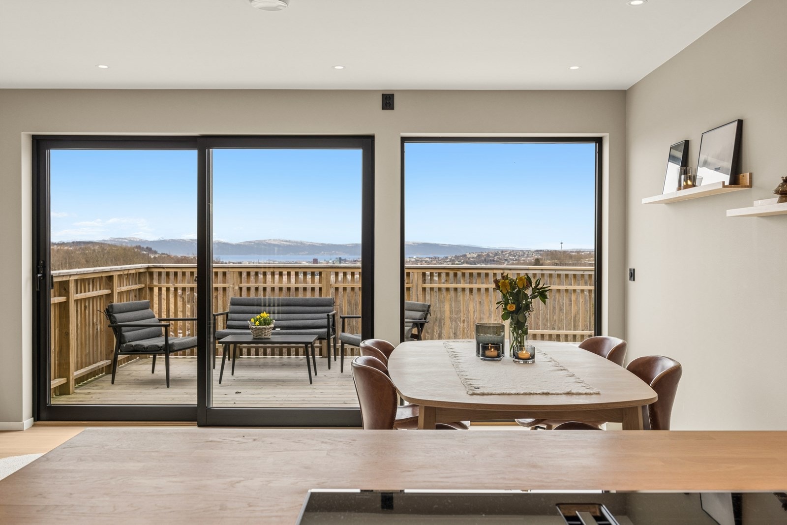 Fra spiseplassen har du utsikt og enkel tilgang til uteområdet. Galleribilde