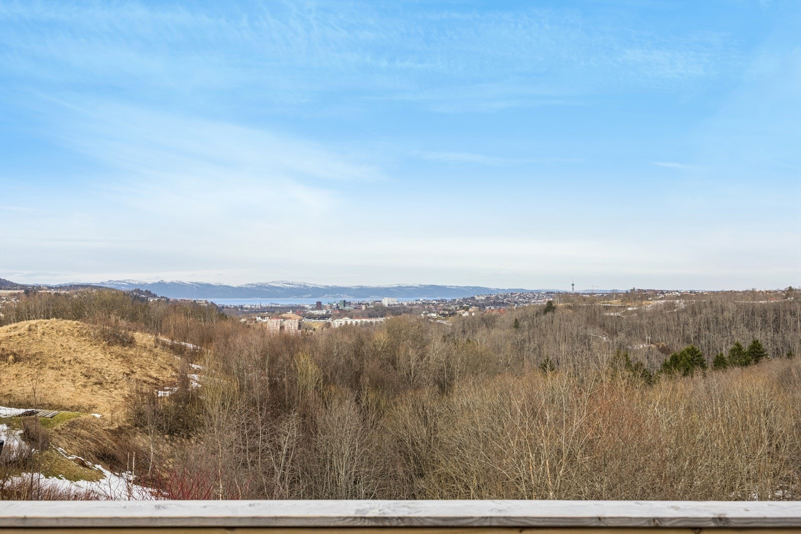 Flott utsikt mot byen og fjorden samt Fosenalpene. Galleribilde