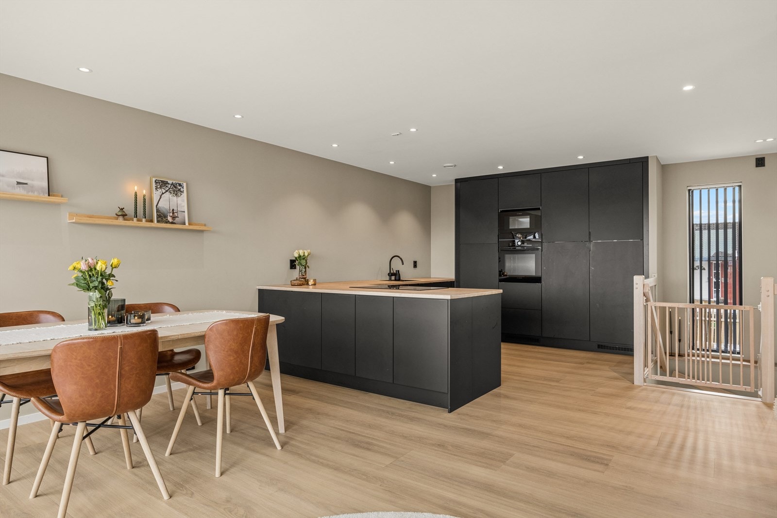 Kjøkkenet er fra perioden 2022-2025 og har en åpen løsning mot stuen. Legg merke til den massive heltre benkeplaten. Galleribilde