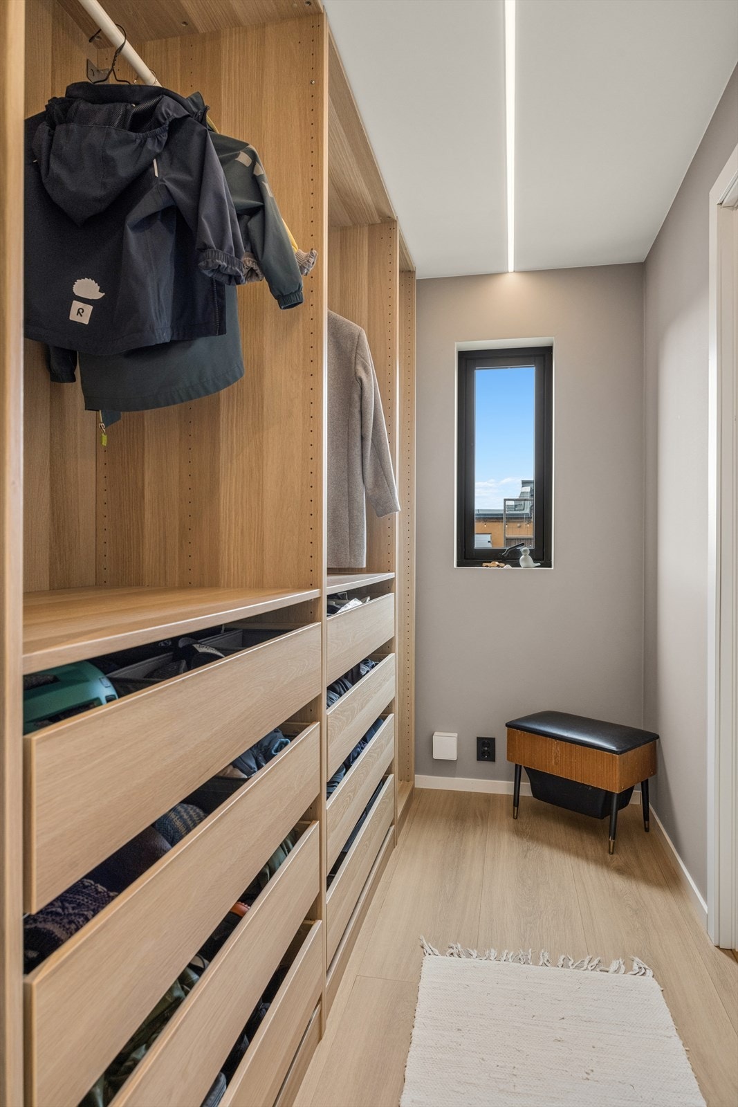 Garderoberom i tilknytning til kontoret i første etasje gir rikelig med plass til oppbevaring. Galleribilde