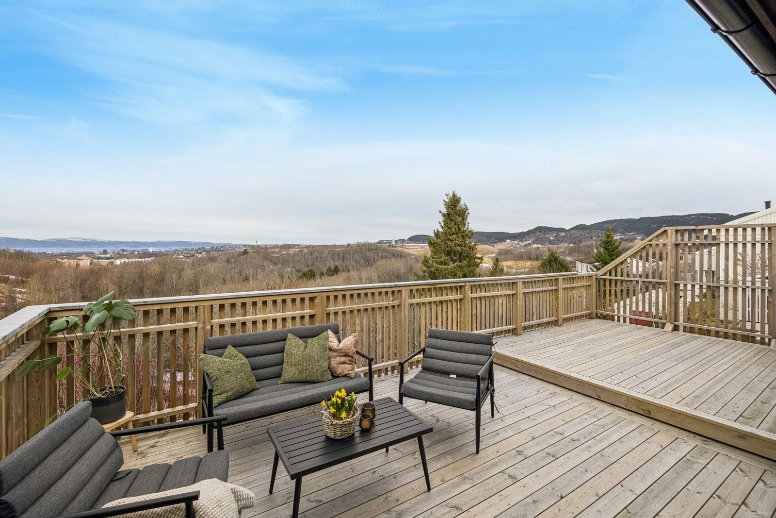 Boligen har en gjennomgående høy standard og store uteplasser. Her er en av terrassene på til sammen 51 m². Galleribilde