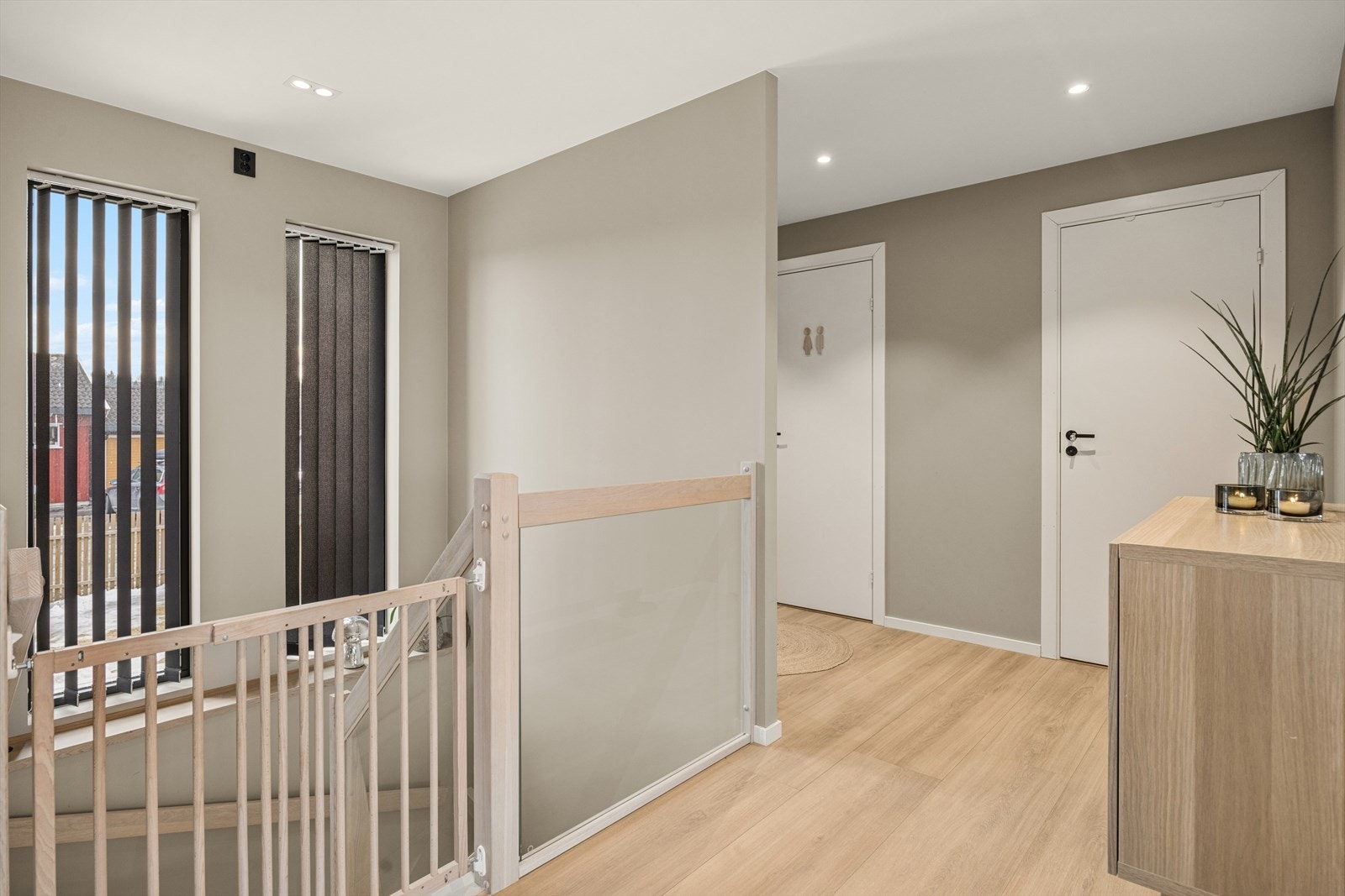 Trappereposet i første etasje leder ned til sokkeletasjen. Hele det elektriske anlegget og VVS-systemet er nytt. Galleribilde