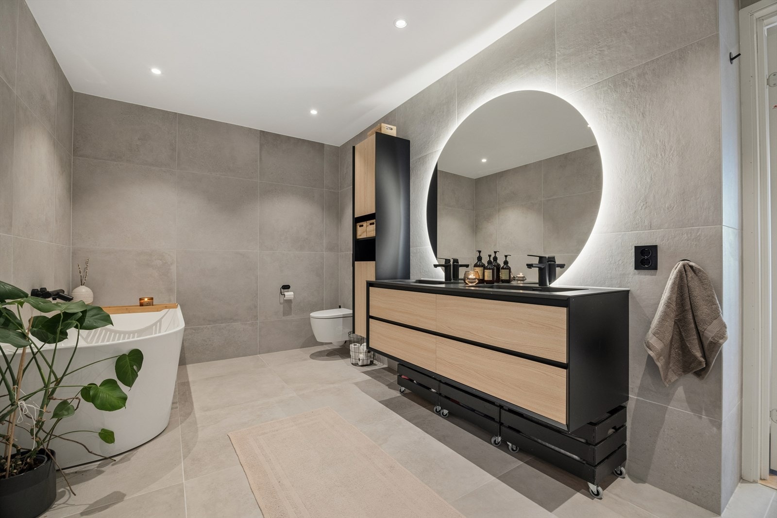 Hovedbadet i sokkeletasjen ble bygget i 2023 og er helfliset, med både badekar og en åpen dusjsone. Galleribilde