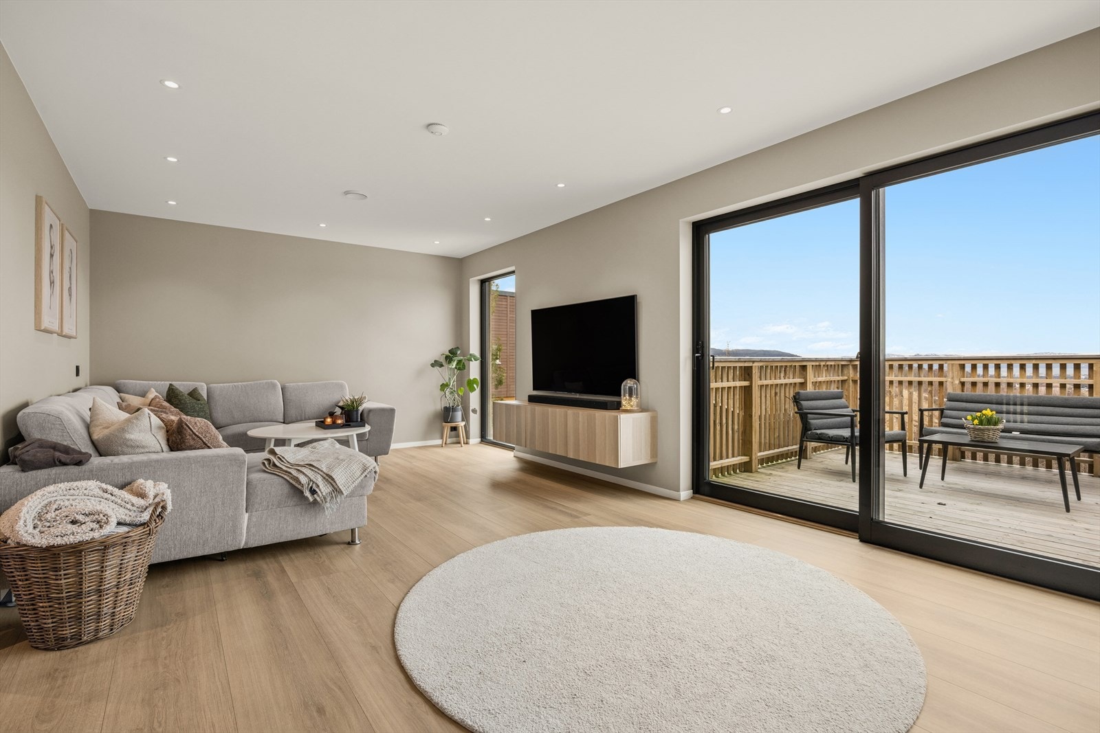 Stuen har god plass til en romslig sofagruppe og er, som resten av boligen, vesentlig oppgradert i perioden 2022-2025. Galleribilde