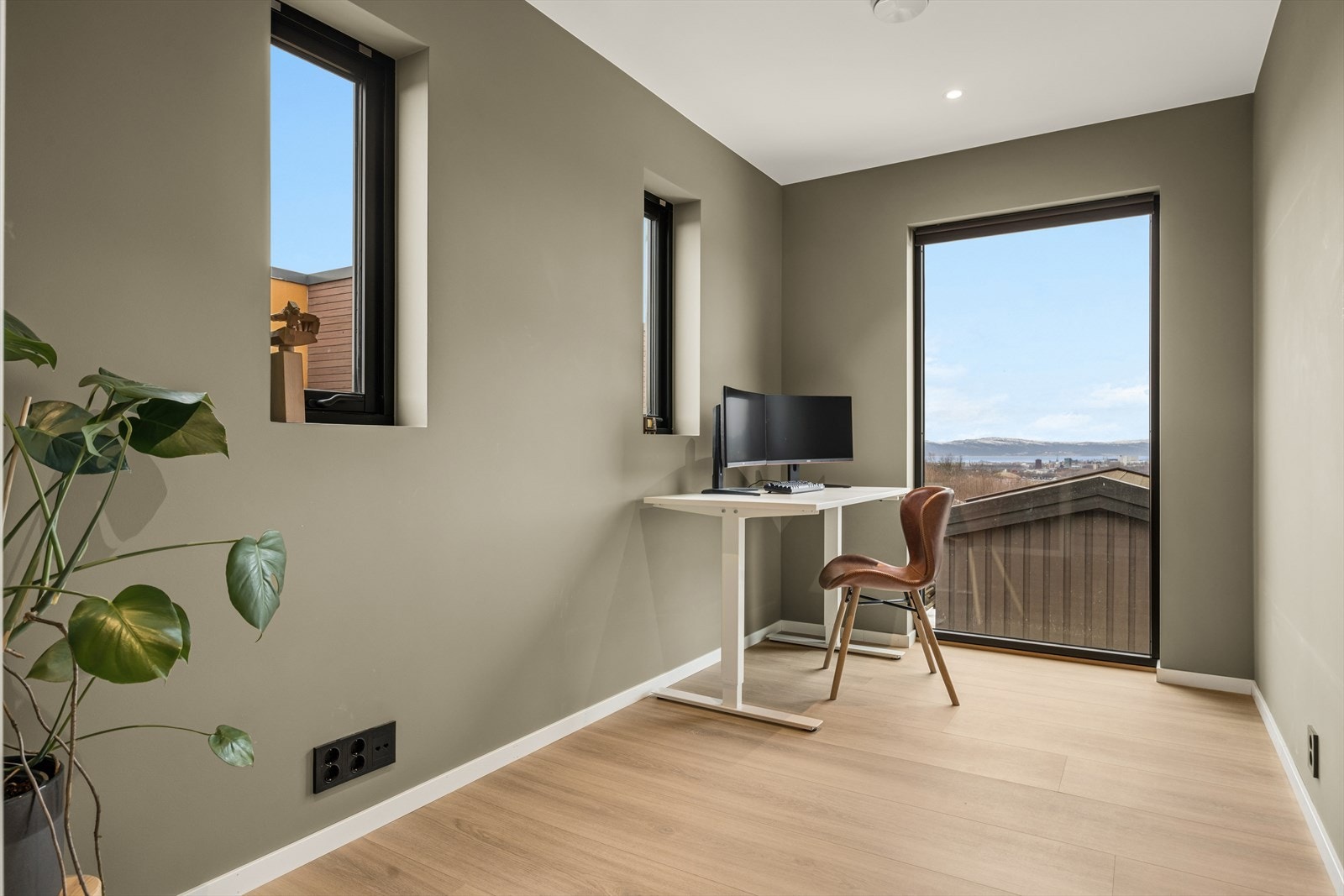 Dette rommet i første etasje er i dag innredet som kontor. Galleribilde