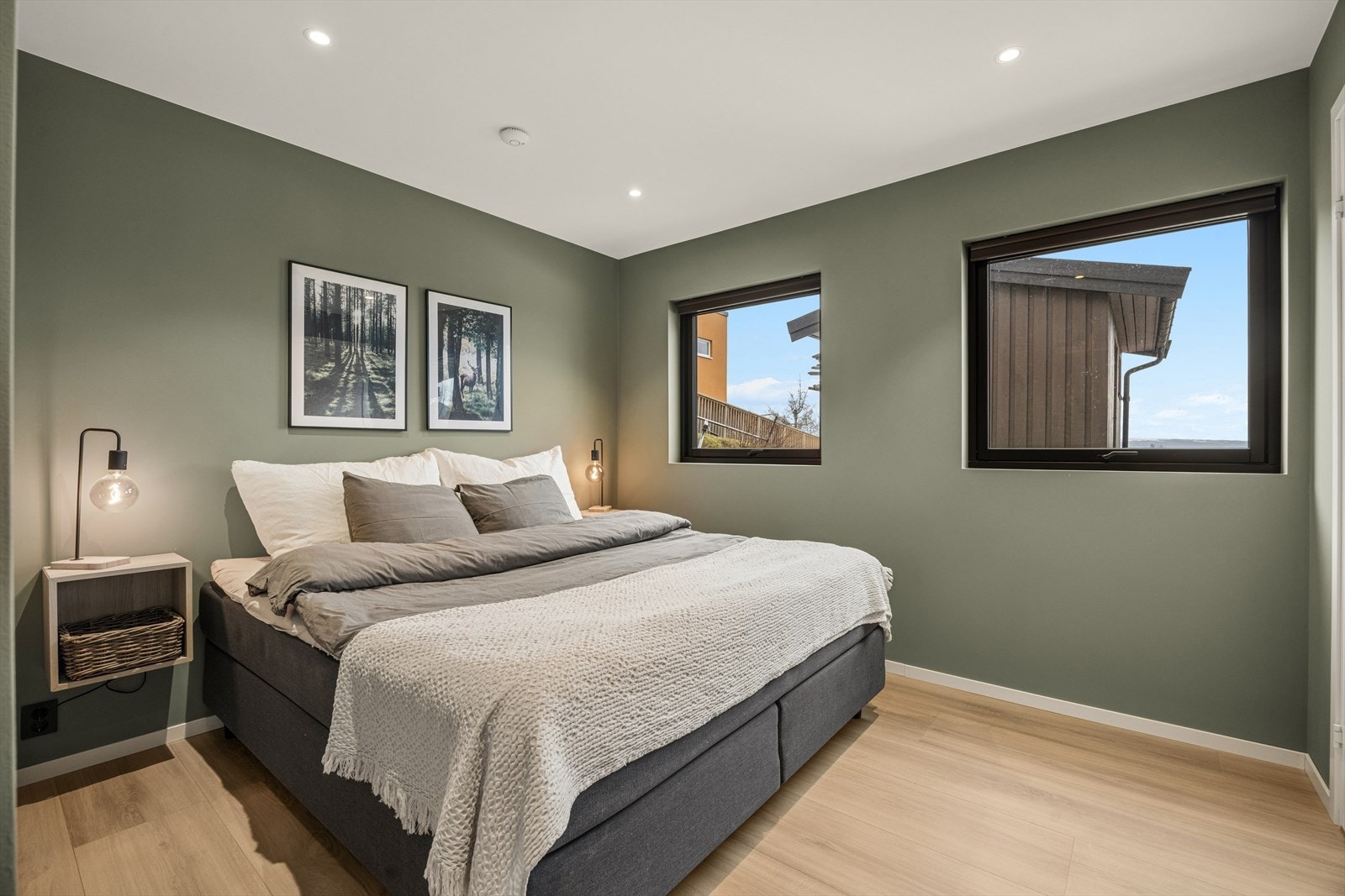 Alle soverommene har nye 3-lags vinduer fra 2022 som sikrer god isolasjon. Galleribilde