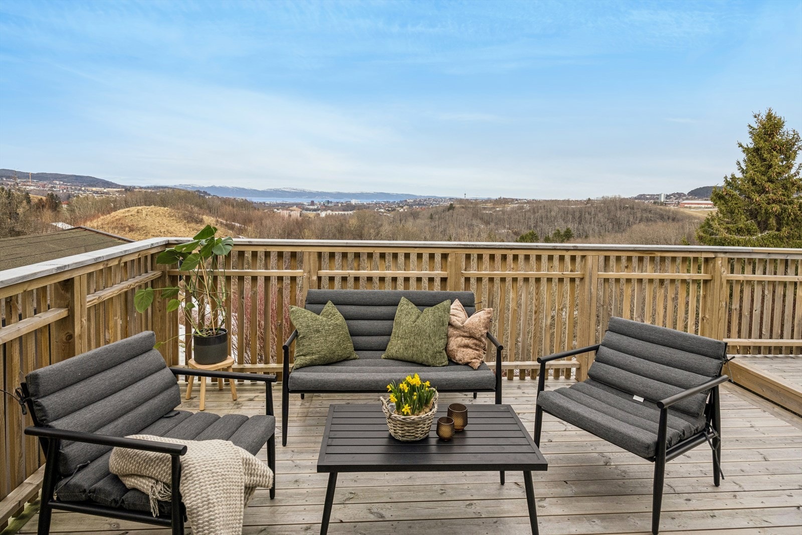 Fra terrassen er det en flott utsikt over nærområdet. Hele uteplassen er ny, og dreneringen rundt boligen er også oppgradert. Galleribilde