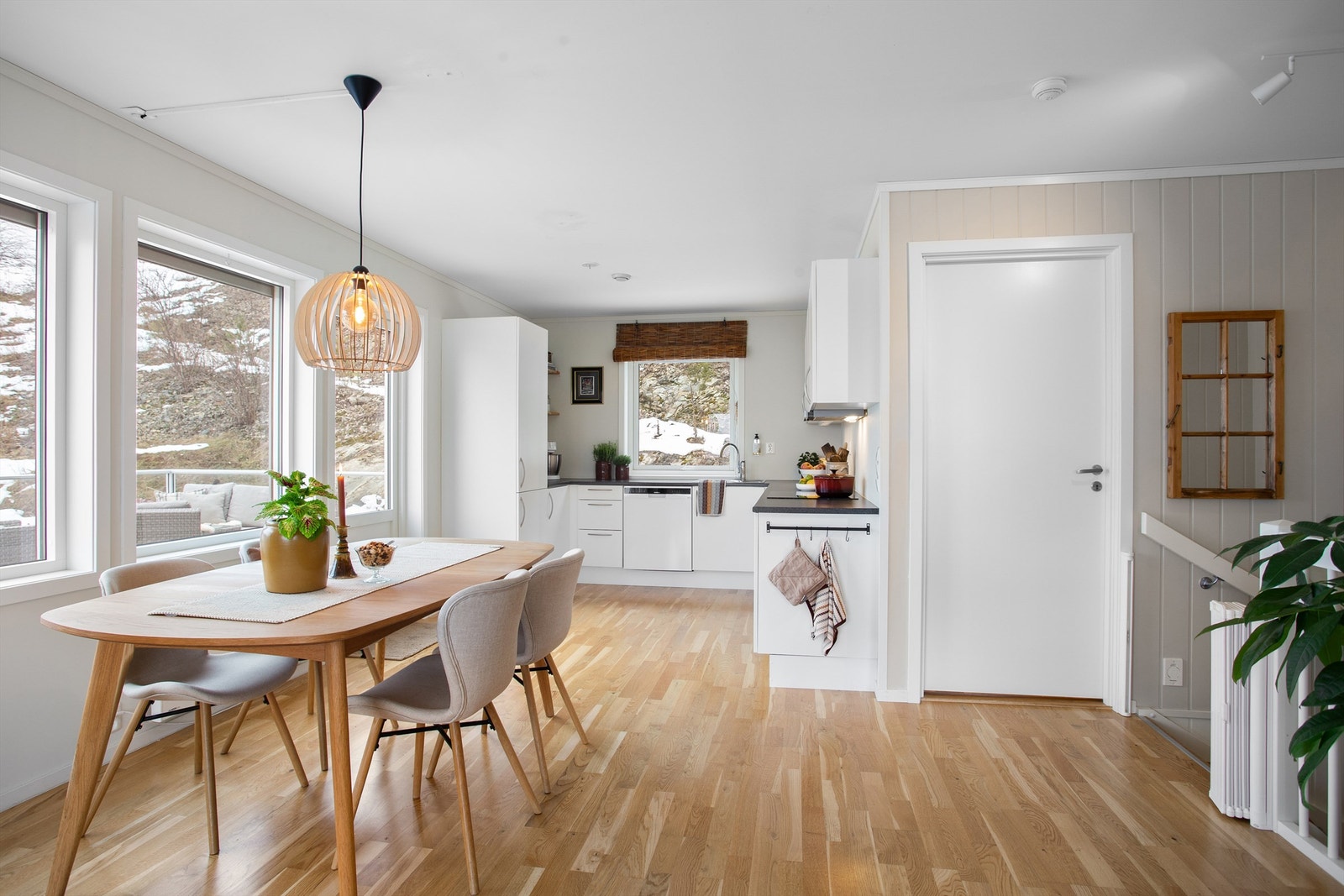 Utgang til stor og fin uteplass på altan Galleribilde