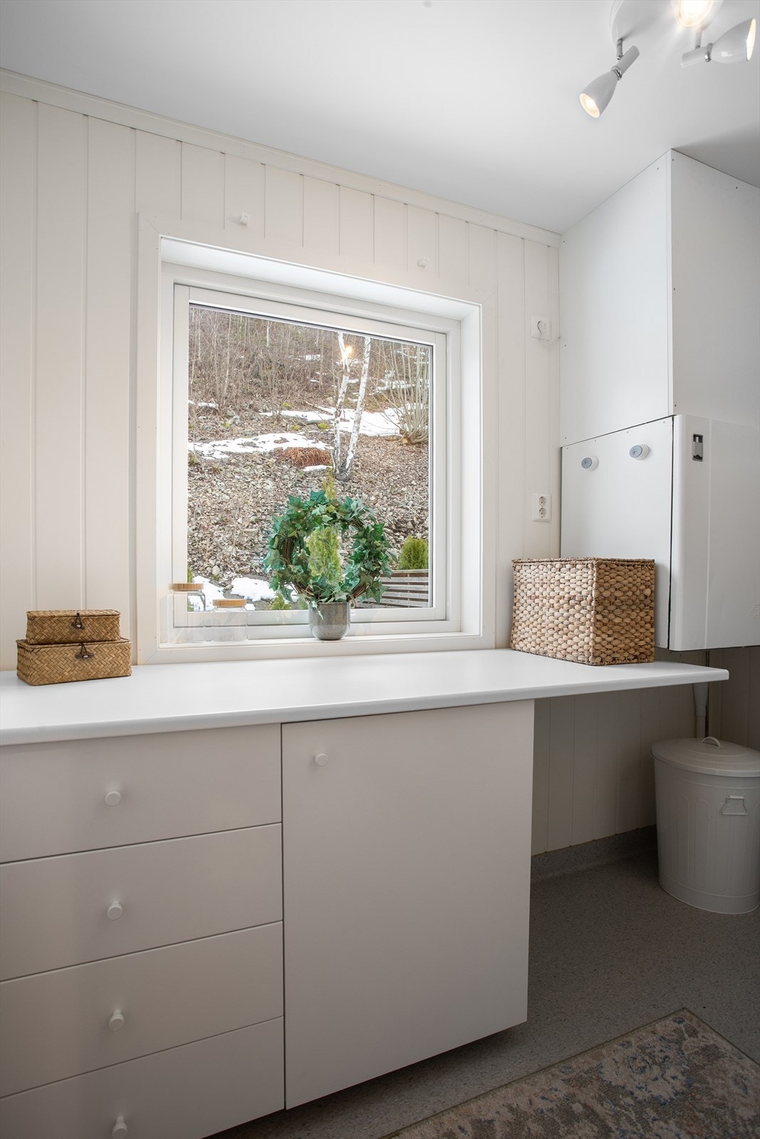 Teknisk rom med adkomst fra toalettrom. Innredet med benkeplate med laminert flate og benkeskap med slette fronter. Sentralstøvsuger medfølger. Galleribilde