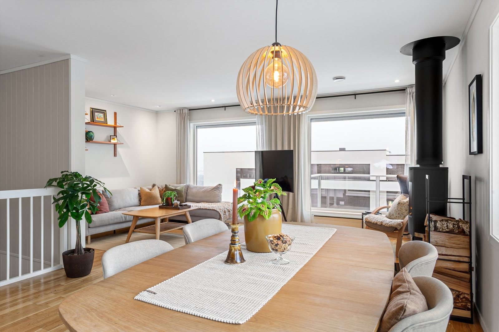 Plass til spisebord og sofagruppe Galleribilde