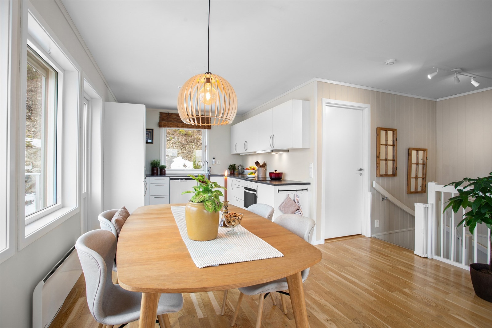 Adkomst fra stuen til toalettrom ved trapp til underetasjen Galleribilde