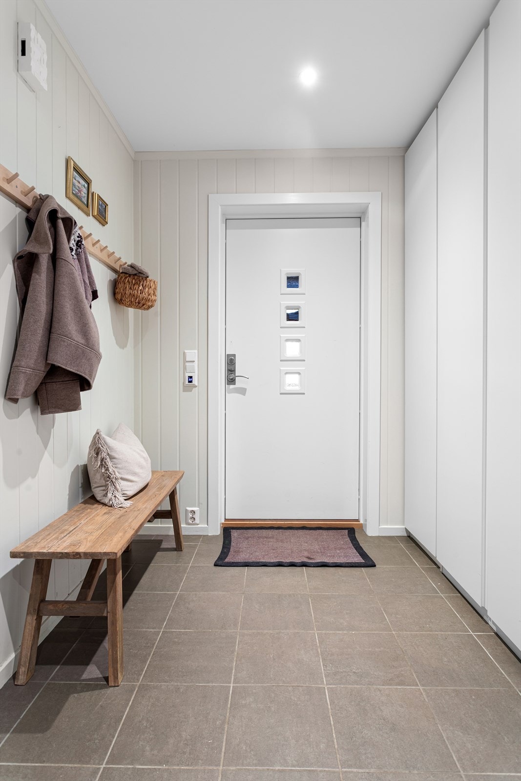 Entré med flislagt gulv med varme. Oppbevaring i garderobeskap. Galleribilde