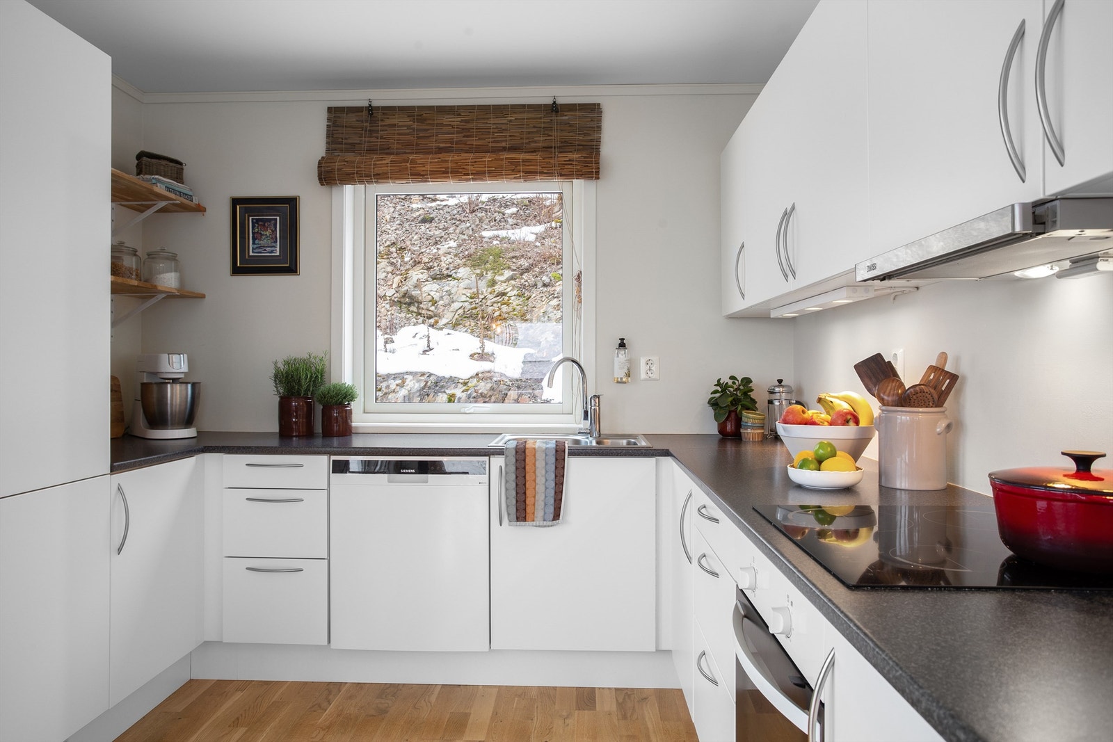 Integrert komfyr, nedfelt platetopp, kjøleskap med fryser og oppvaskmaskin som vil medfølge eiendommen. Komfyrvakt og ventilator i overskap. Galleribilde