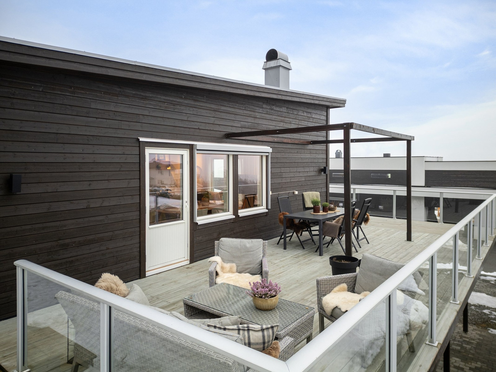 Stor og fin uteplass på altan på 51 kvm med utsikt og god plass til utemøbler Galleribilde