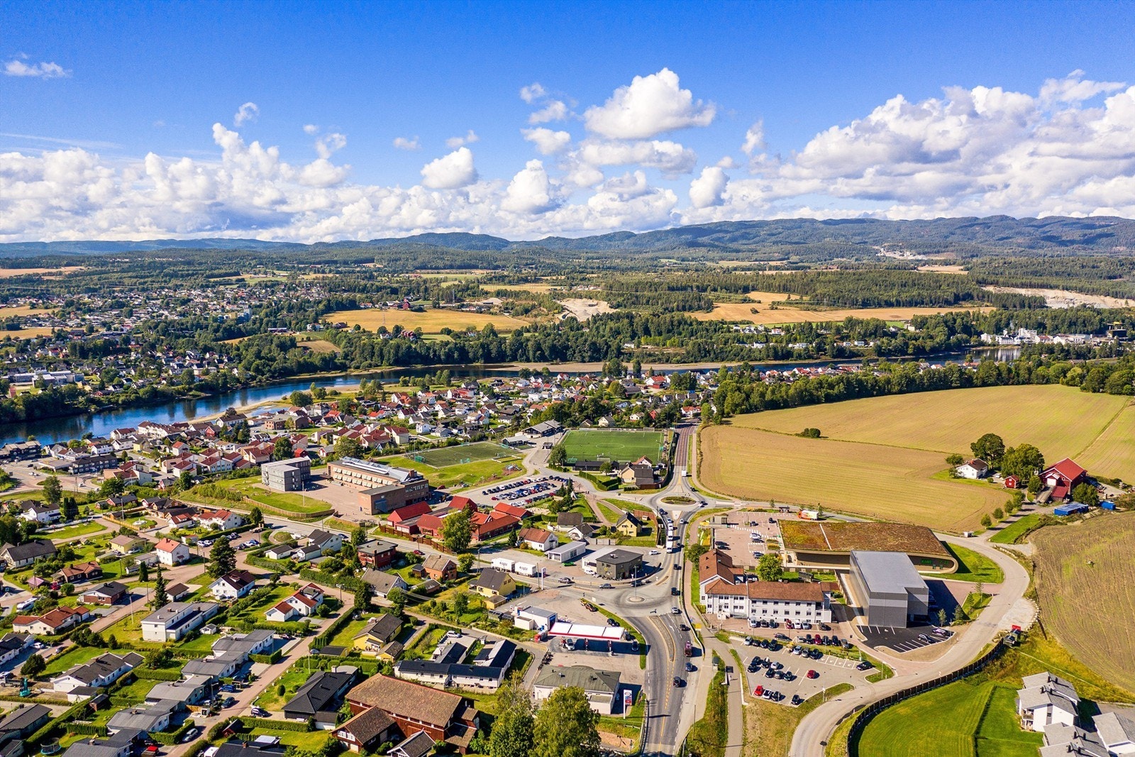 Stor matbutikk på Lerberg på vei opp til boligfeltet. Rett ved Kiwi ligger også, ny Padel hall og idrettsplass. Kort vei til Hokksund sentrum og flotter turområder langs elva. Galleribilde
