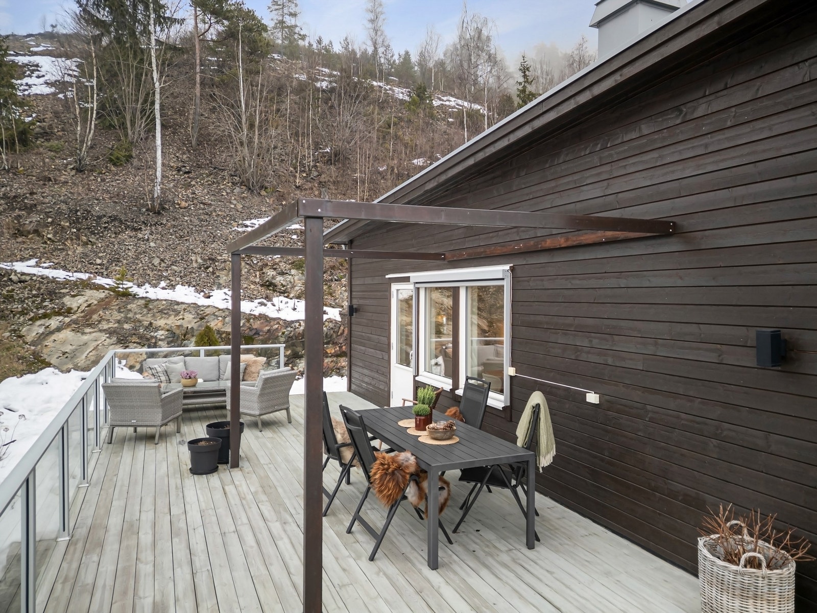 Boligen grenser til ubebygde områder og har meget kort vi til flotte turområder. Galleribilde