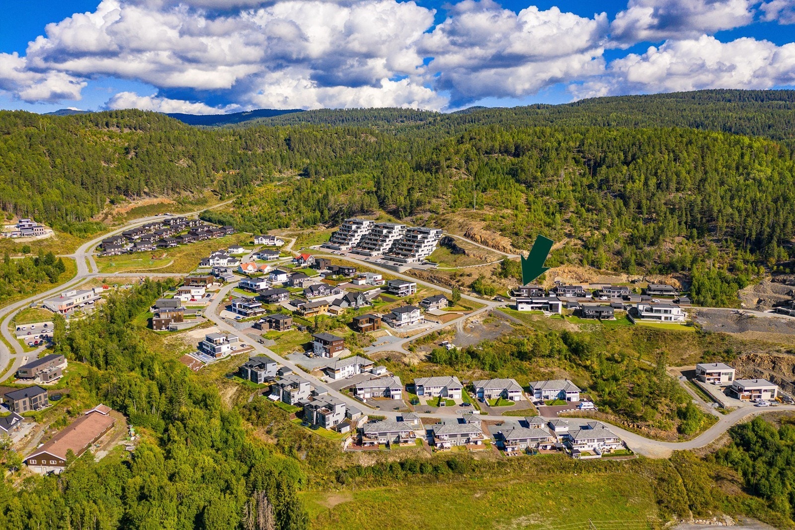 Bare en kort gåtur unna ligger Idylliske Lauvtjern i begynnelsen av Finnemarka (Eldre områdebilde og noen avvik kan forekomme). Galleribilde