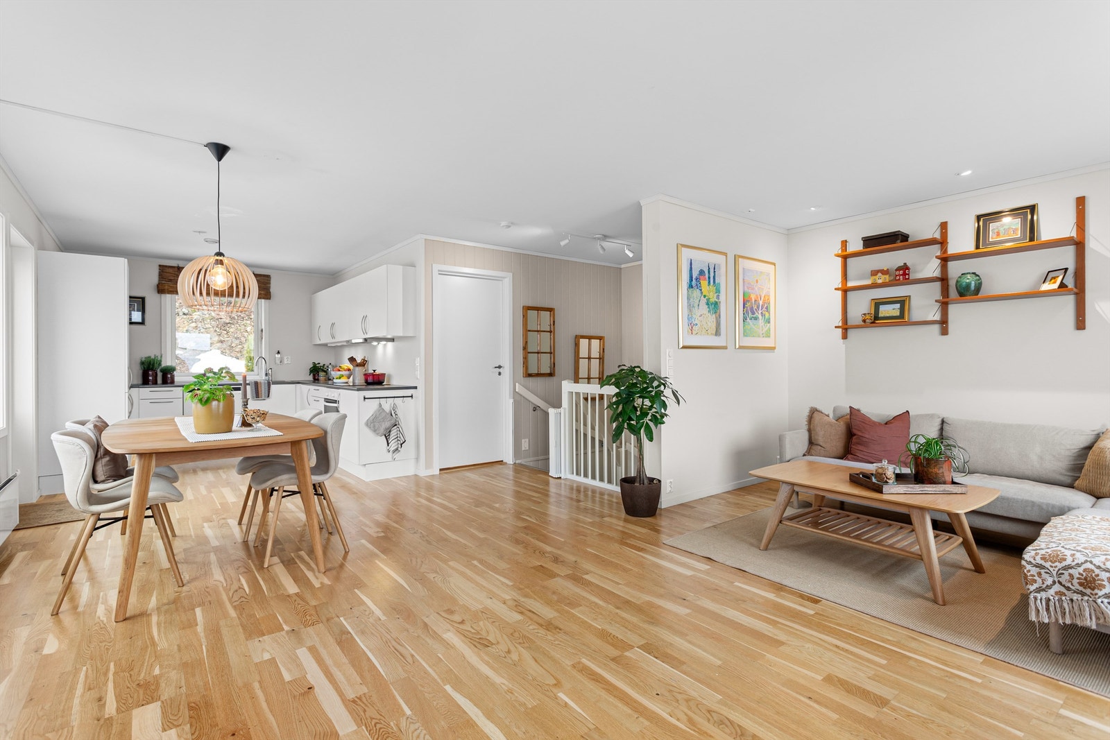 Åpen løsning mellom stue og kjøkken Galleribilde