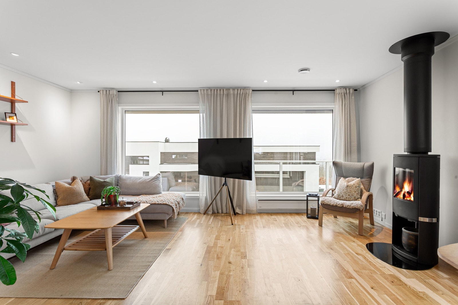 Stue med store vindusflater som gir mye naturlig lys Galleribilde