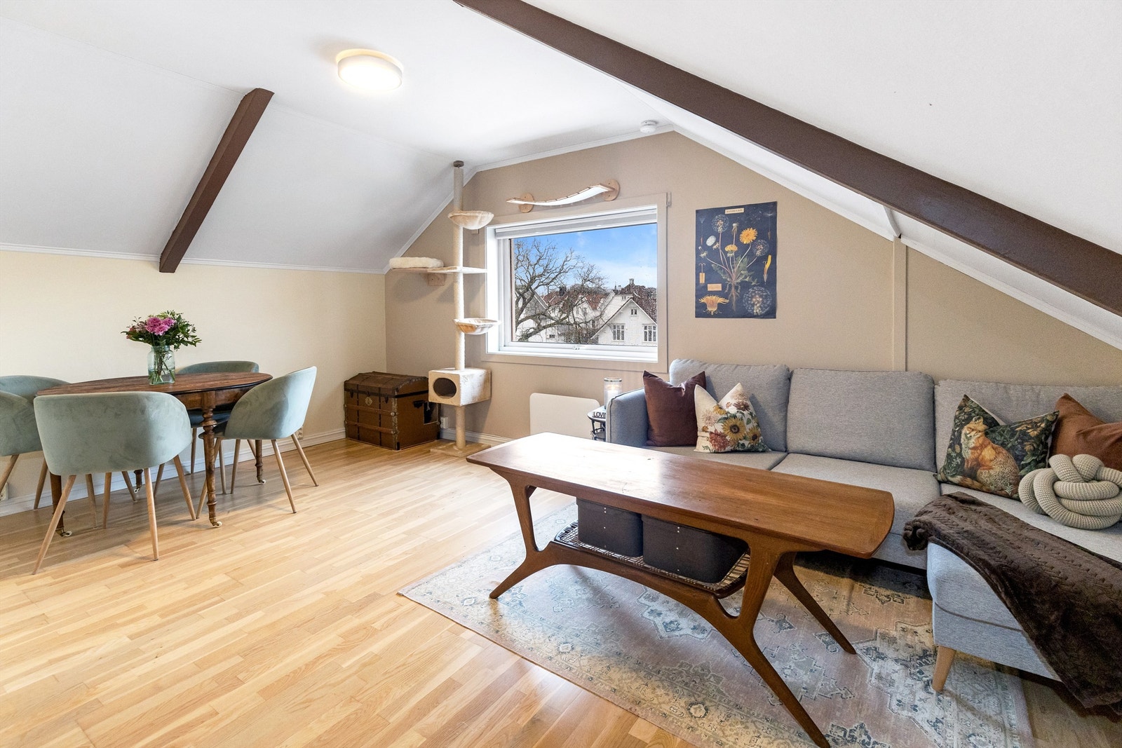 Leiligheten har en gjennomtenkt planløsning som utnytter arealet optimalt, og rommene oppleves lyse og luftige med store vindusflater som slipper inn rikelig med dagslys. Galleribilde