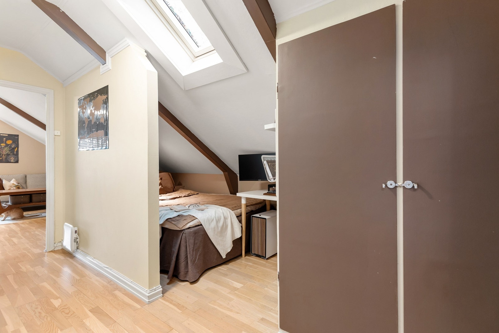 En lun og intim sovesone som gir ro og privatliv, samtidig som den ligger praktisk til i leilighetens gjennomgående planløsning. Galleribilde